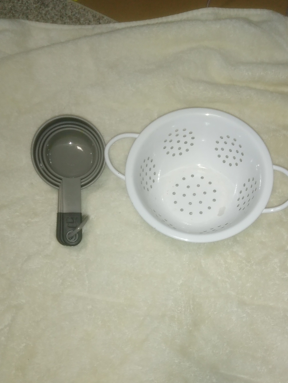 Metal Colander with Measuring Cups